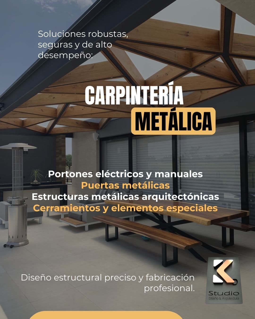Terraza moderna con techo geométrico de madera y metal, mesa rústica y carpintería metálica.