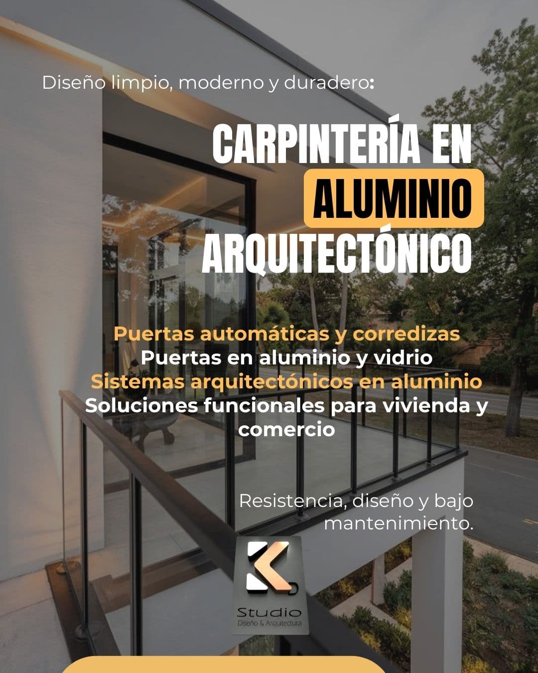 Carpintería de aluminio arquitectónico en balcón moderno con puertas corredizas de vidrio y barandillas.